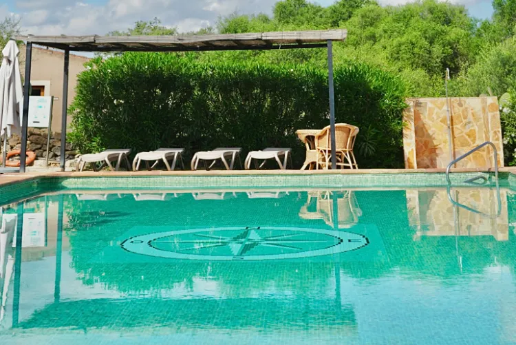 Piscina turquesa y porche sombreado en Mallorca