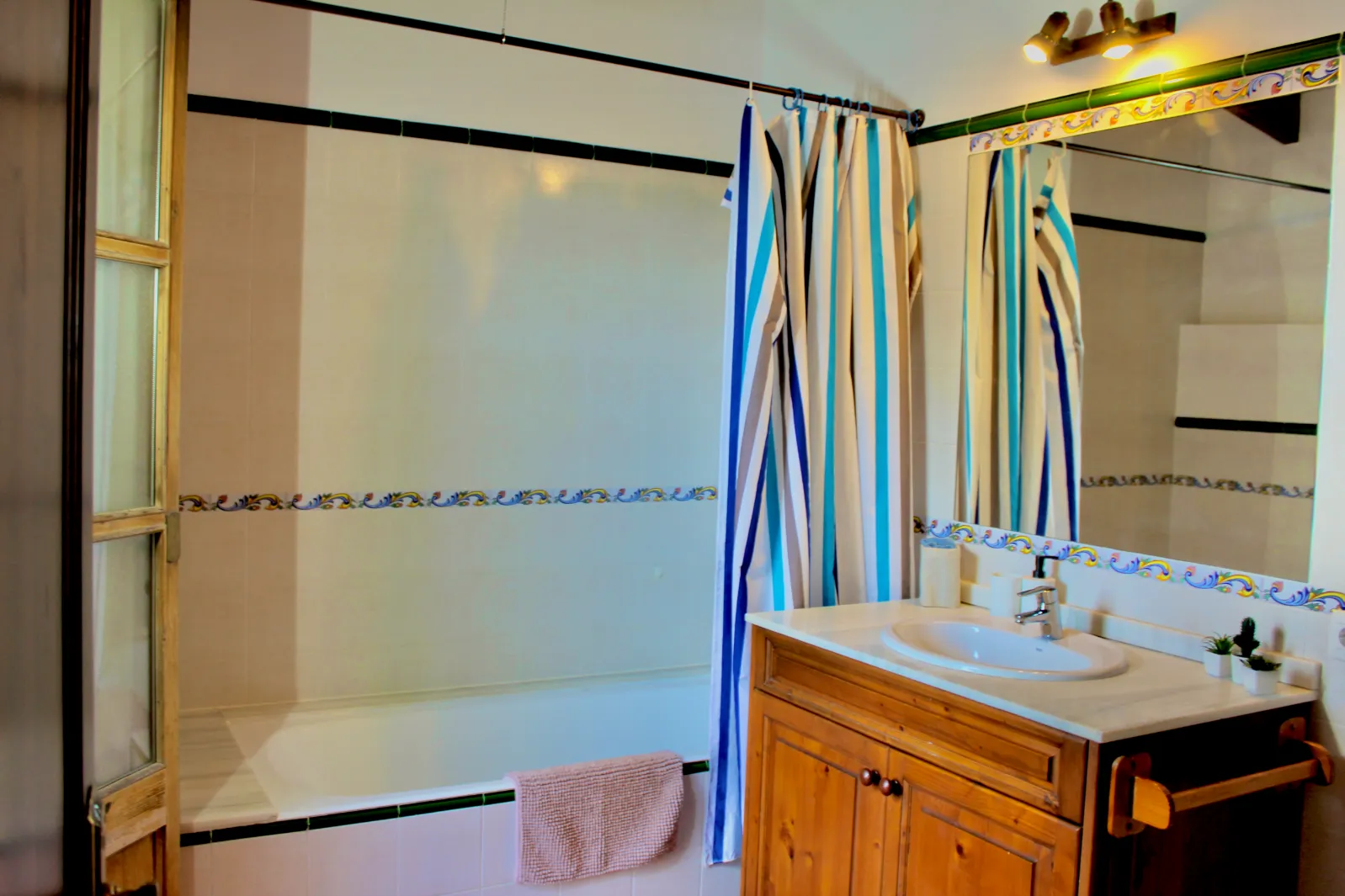 Baño privado en suite amplio y luminoso