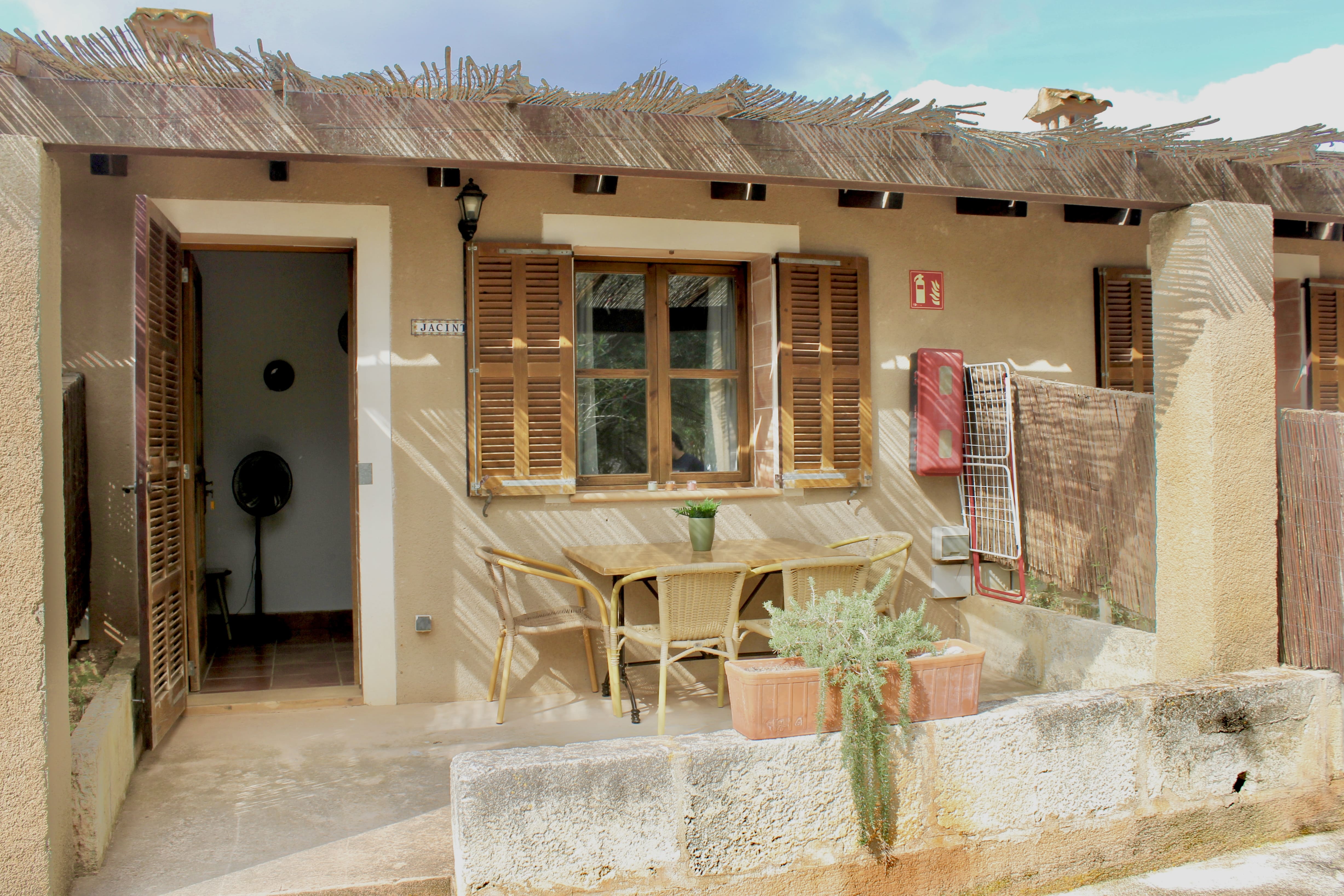 Terraza exterior privada y porche de mini-apartamento
