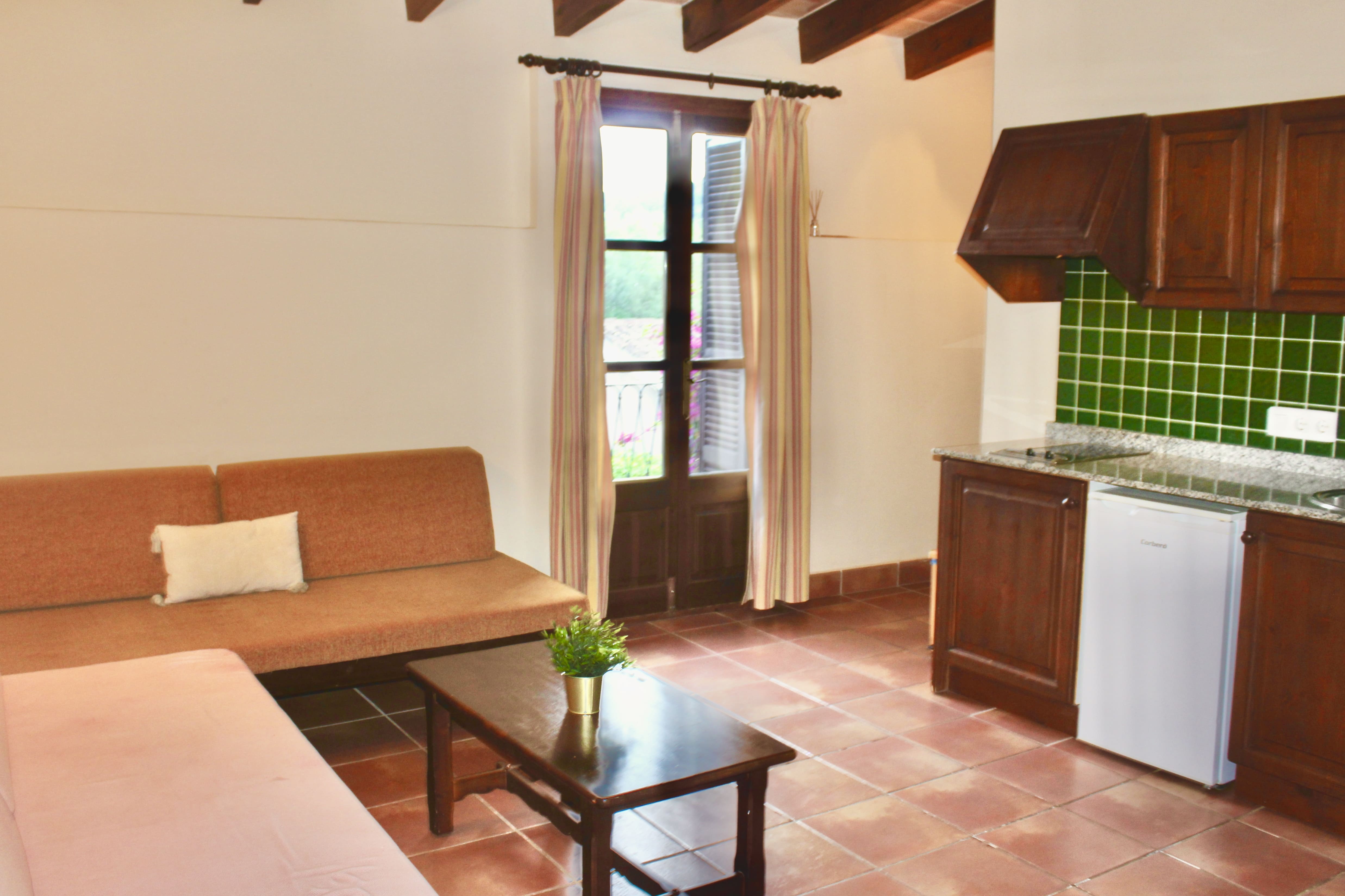 Cocina y sala de estar con azulejos tradicionales mallorquines
